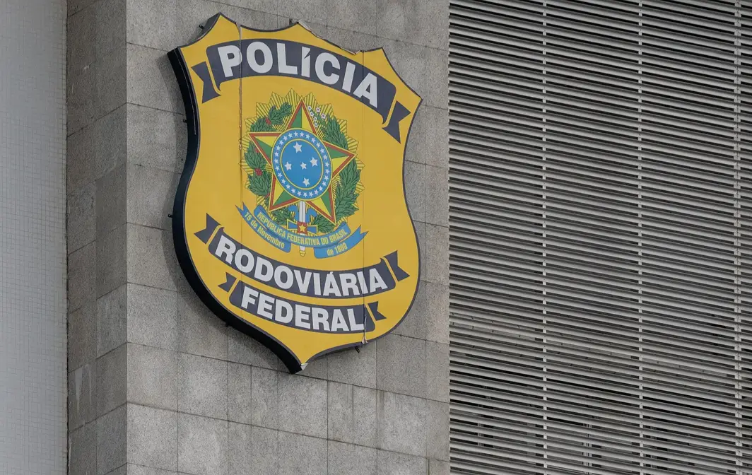 Brasão da Polícia Rodoviária Federal na fachada da sede, em Brasília