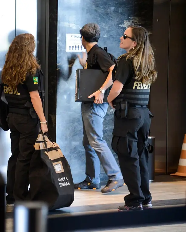 Agentes da Polícia Federal com colete da corporação durante uma operação