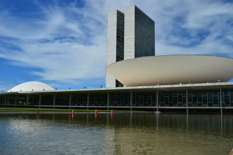 Palácio do Congresso Nacional, em Brasília, refletido no espelho d’água
